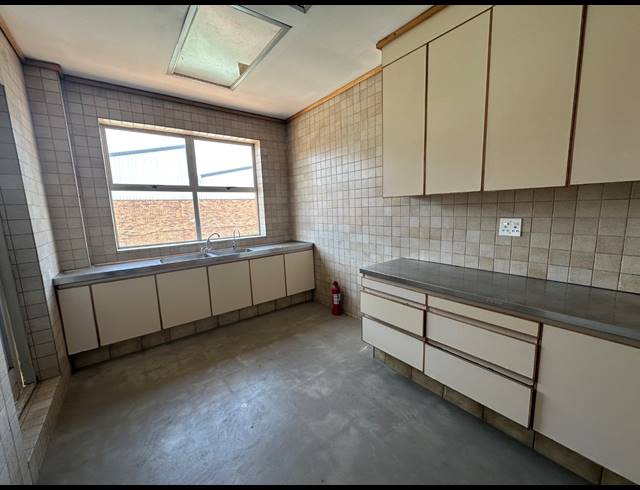 248M² OFFICE TO LET IN PAARDEN EILAND